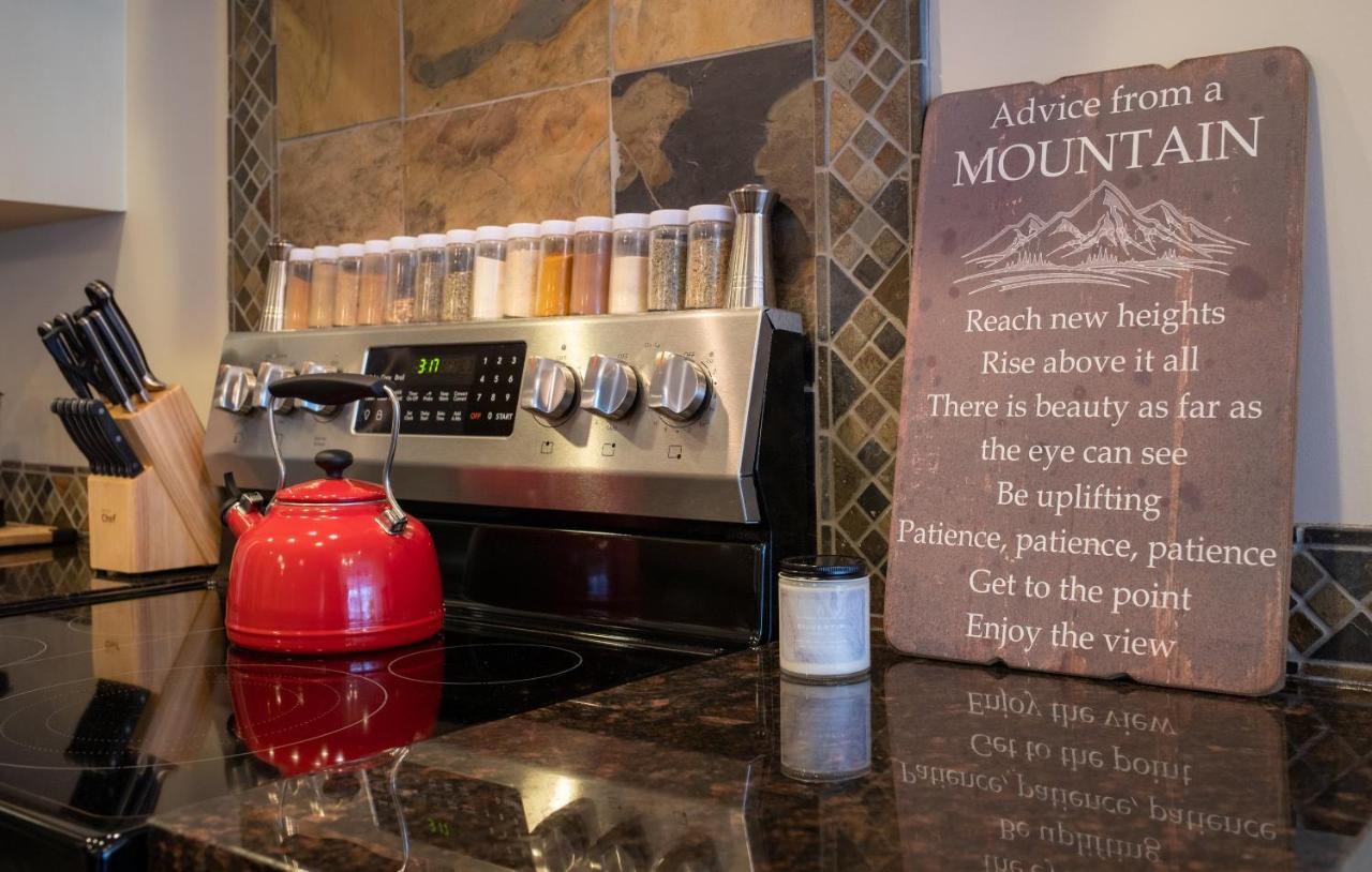 Misty Mountain- Premium 2 Bedroom Mountain View Canmore Extérieur photo